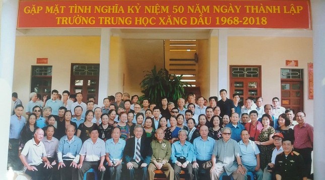 Bức hình họp lớp cấp Ba sau 50 năm không thiếu một ai khiến dân mạng... sửng sốt ảnh 2