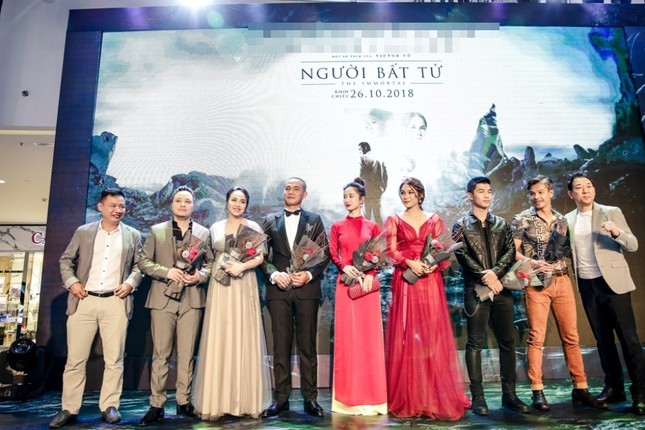 Quách Ngọc Ngoan “cưỡi” mô-tô khủng ra mắt phim “Người bất tử” ảnh 7
