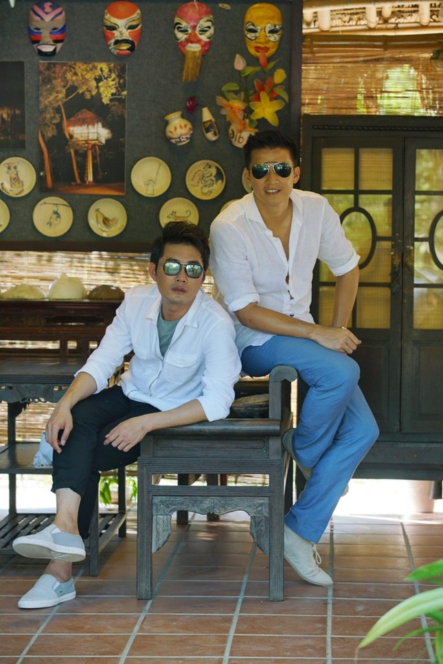 Không phải 24 cô gái, host Khôi Trần và Quốc Trung mới là cặp đôi “hot” nhất "Anh chàng độc thân" ảnh 9