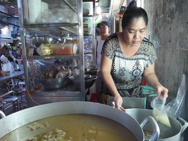 Cháo lòng "cô chảnh" 36 năm ở Sài Gòn ảnh 1