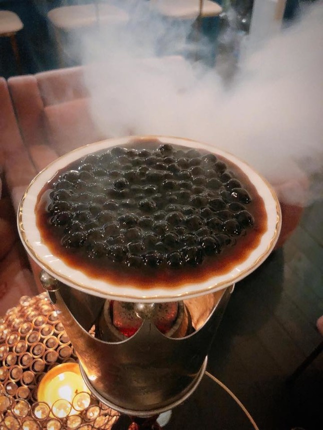 Không chỉ dùng ở món ăn, trân châu đường đen còn được đưa vào... bóng cười? ảnh 1