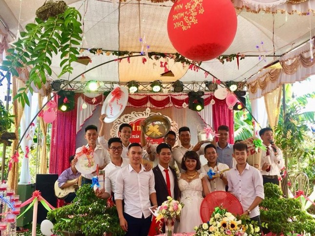 Thêm hội bạn thân tặng quà cưới thời bao cấp, lần này có cả bát đũa và lồng bàn ảnh 2