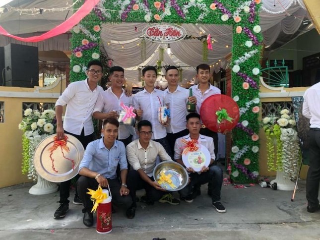 Thêm hội bạn thân tặng quà cưới thời bao cấp, lần này có cả bát đũa và lồng bàn ảnh 3
