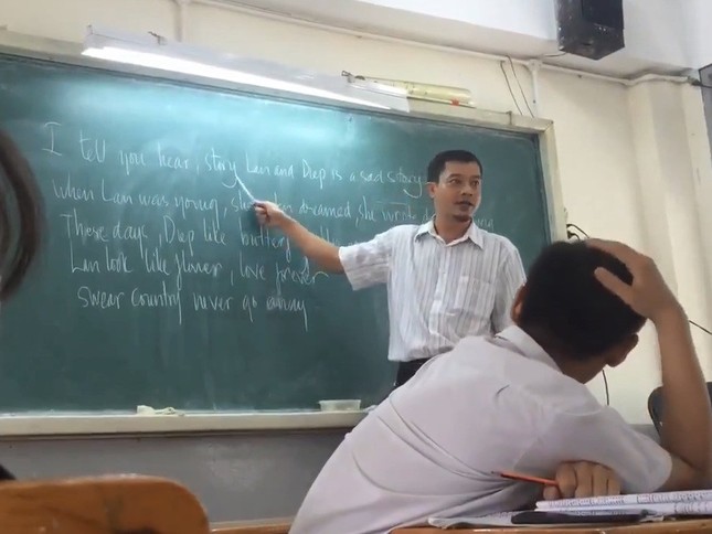 4 thầy giáo "bá đạo" thích khiêu vũ, chơi ném bóng nước cùng học trò ảnh 2