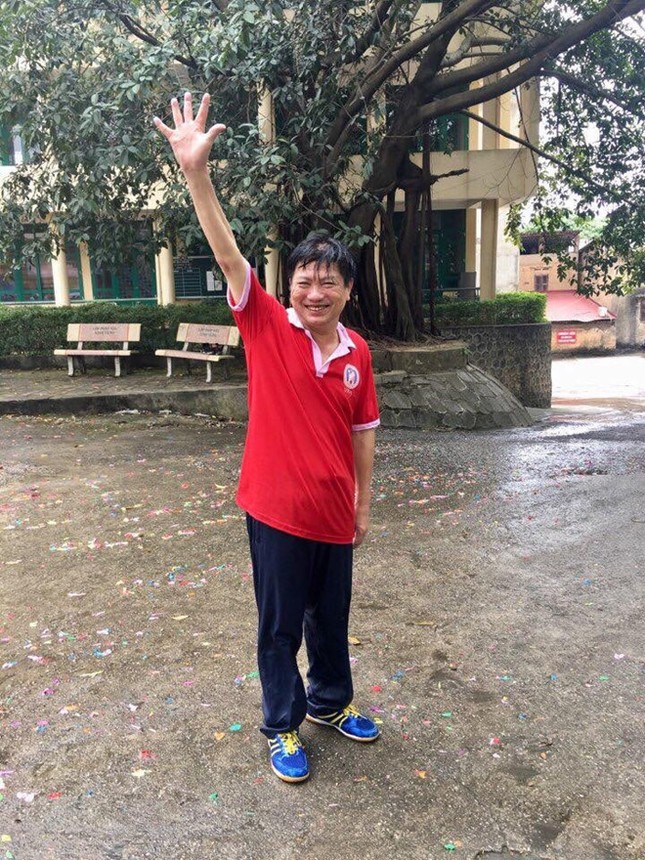 4 thầy giáo "bá đạo" thích khiêu vũ, chơi ném bóng nước cùng học trò ảnh 4