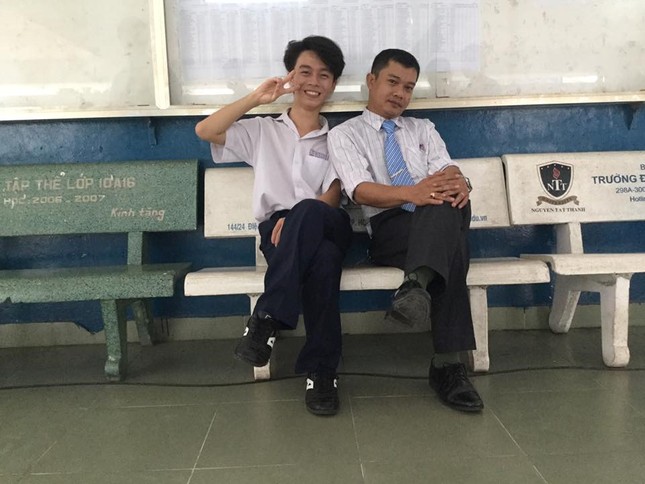 4 thầy giáo "bá đạo" thích khiêu vũ, chơi ném bóng nước cùng học trò ảnh 3