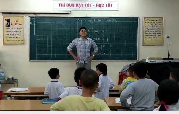 4 thầy giáo "bá đạo" thích khiêu vũ, chơi ném bóng nước cùng học trò ảnh 6