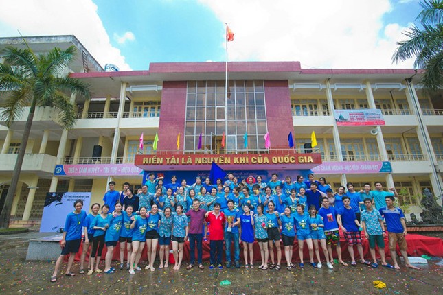 4 thầy giáo "bá đạo" thích khiêu vũ, chơi ném bóng nước cùng học trò ảnh 5