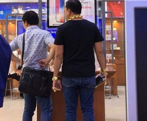 Xôn xao người đàn ông đeo 8kg vàng trên người đi mua điện thoại ảnh 1