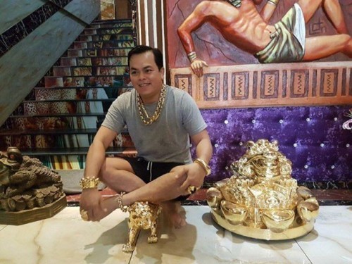 Xôn xao người đàn ông đeo 8kg vàng trên người đi mua điện thoại ảnh 4