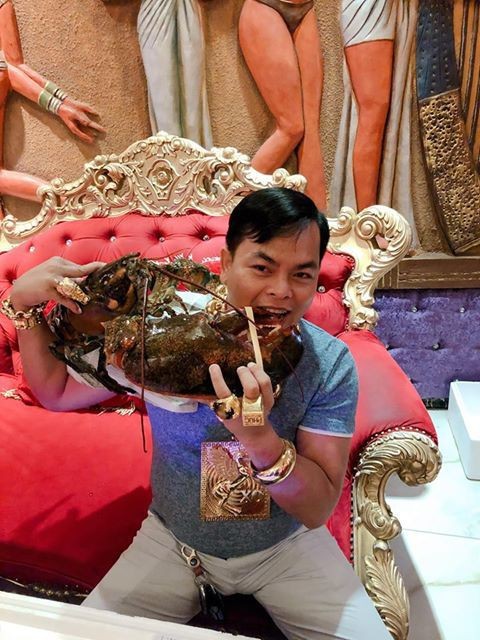 Xôn xao người đàn ông đeo 8kg vàng trên người đi mua điện thoại ảnh 5