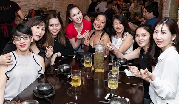 Diện trang phục đơn giản, Ngọc Trinh vẫn thu hút ánh nhìn trong ngày lên chức bà chủ ảnh 3