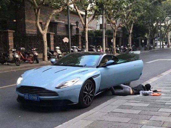 Trung Quốc: Học theo trào lưu "ngã xe khoe đồ", cô gái bị bắt lập biên bản, phạt tiền ảnh 1