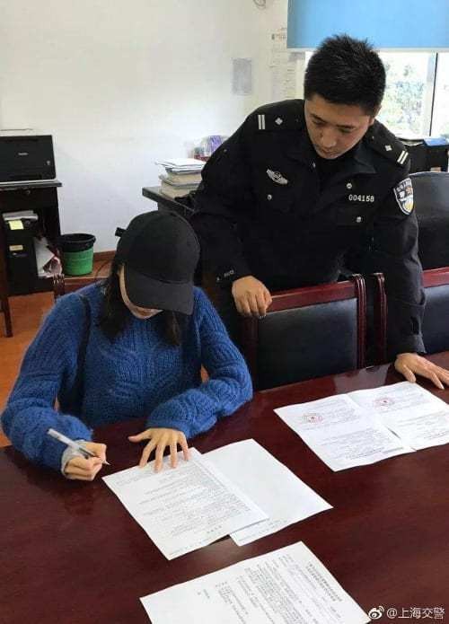 Trung Quốc: Học theo trào lưu "ngã xe khoe đồ", cô gái bị bắt lập biên bản, phạt tiền ảnh 2