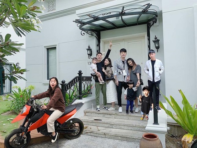 Lỡ bận không thể đi du lịch nhóm, học hỏi ngay "bí kíp" của Ba Duy để "chữa cháy" ảnh 1