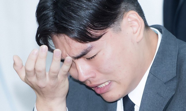 Bạo hành TheEastLight: Anh em nhà Lee vẫn đang hoảng loạn, mẹ các thành viên cảm ơn fan Việt ảnh 1