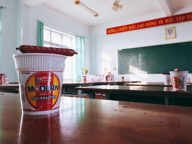 Học sinh Hải Phòng tặng dép tổ ong làm quà 20/10 cho các bạn nữ ảnh 5