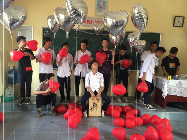 Học sinh Hải Phòng tặng dép tổ ong làm quà 20/10 cho các bạn nữ ảnh 2