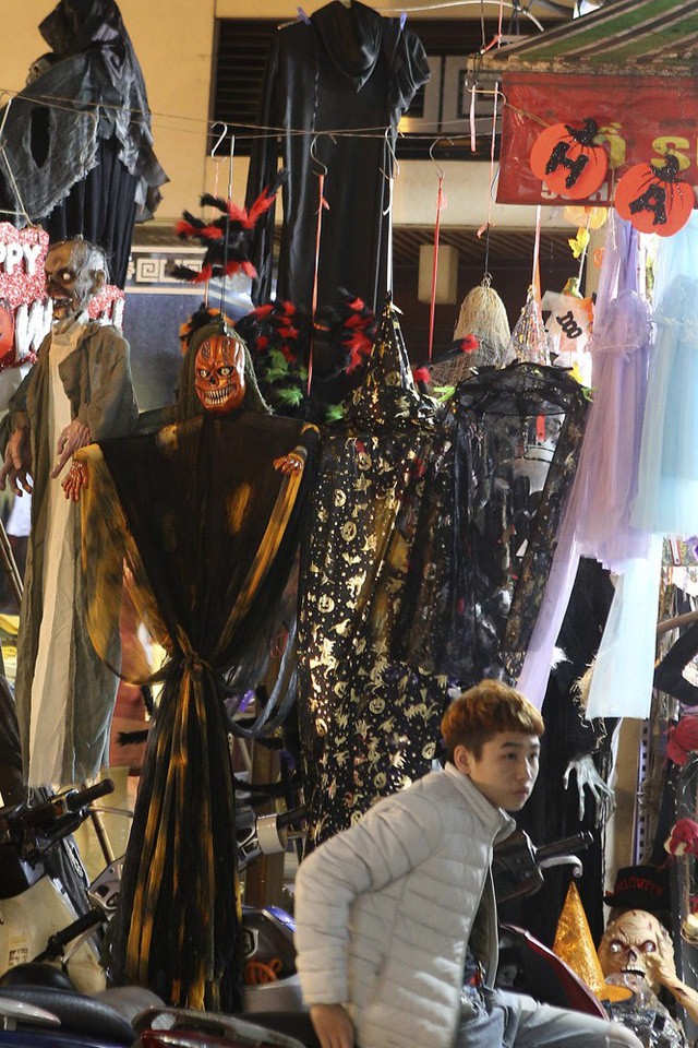 Hà Nội: Đồ chơi ma quỷ tràn ngập phố cổ trước ngày Halloween ảnh 7