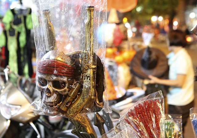 Hà Nội: Đồ chơi ma quỷ tràn ngập phố cổ trước ngày Halloween ảnh 9