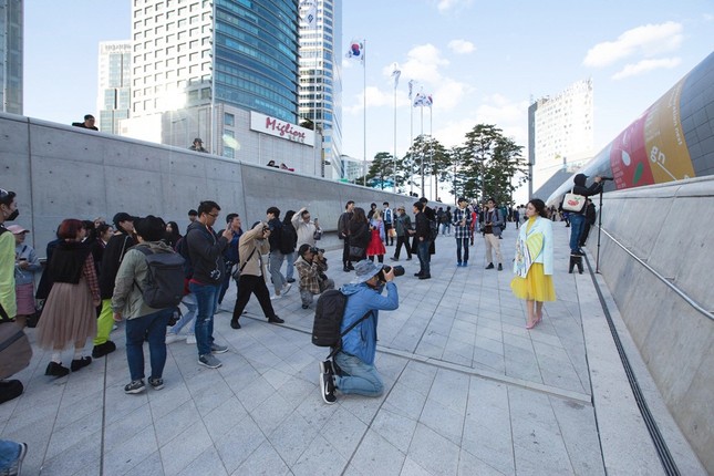 Lần đầu tham dự "Seoul Fashion Week", Thiên Nga "The Face" được xuất hiện trên Instagram của Vogue ảnh 5