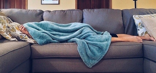 Nguy hiểm “chết người” từ thói quen trùm chăn kín đầu khi ngủ ảnh 1