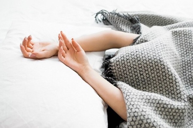 Nguy hiểm “chết người” từ thói quen trùm chăn kín đầu khi ngủ ảnh 2