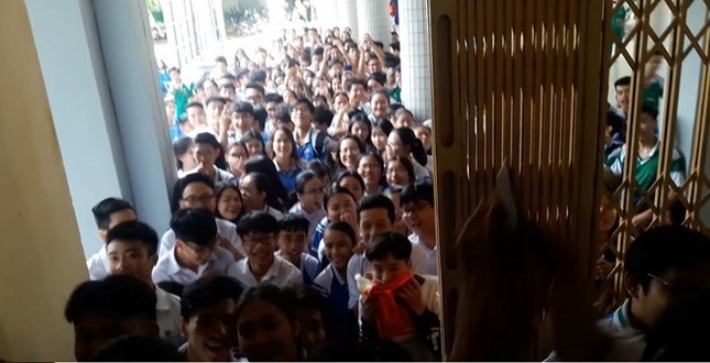 Cả trường vây kín nhà vệ sinh xem nam sinh Đà Nẵng tỏ tình lãng mạn như phim ảnh 1