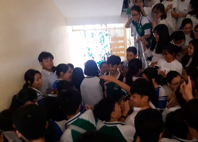 Cả trường vây kín nhà vệ sinh xem nam sinh Đà Nẵng tỏ tình lãng mạn như phim ảnh 3