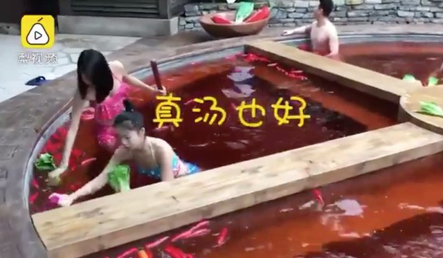 Hồ tắm nước nóng ở Trung Quốc như nồi lẩu cay khổng lồ ảnh 2