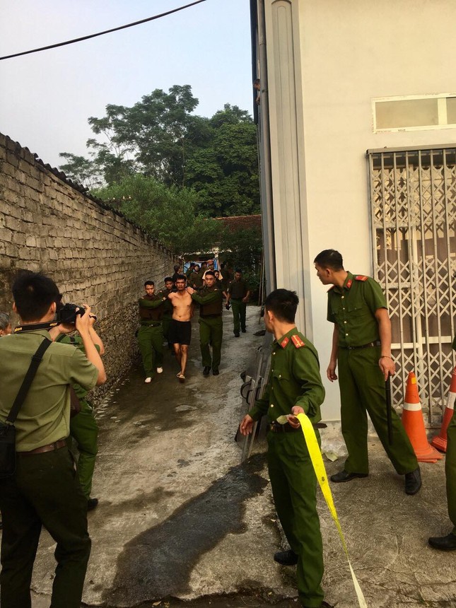 Hòa Bình: Sát hại mẹ nuôi, giữ con làm con tin ảnh 2