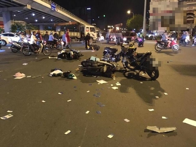 "Cái chết của người khác”: Dòng trạng thái ám ảnh sau vụ ô tô BMW tông hàng loạt xe máy ảnh 2