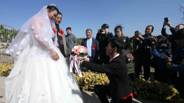 Cặp đôi tổ chức lễ cưới ở nghĩa trang với lý do khiến ai cũng cảm động ảnh 1