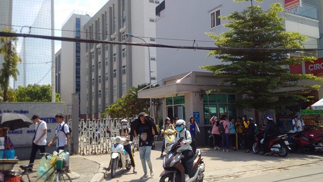 Trường ĐH cấm sinh viên mặc áo thun không cổ? ảnh 1