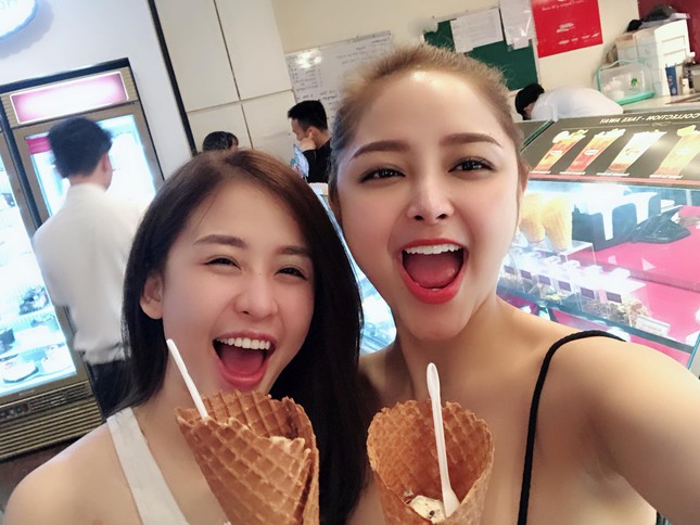 Nhan sắc nghiêng nước nghiêng thành của cặp đôi đồng tính nữ gây "bão" mạng xã hội ảnh 8