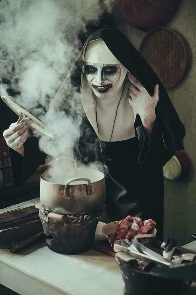 Khi Valak "chuyển hộ khẩu" qua Việt Nam: Thần thái “chanh sả” với đôi dép tổ ong ảnh 7