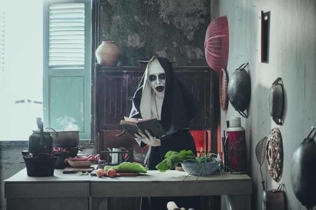 Khi Valak "chuyển hộ khẩu" qua Việt Nam: Thần thái “chanh sả” với đôi dép tổ ong ảnh 8