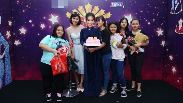 Được ê-kíp chương trình tổ chức sinh nhật bất ngờ, Việt Hương xúc động bật khóc ảnh 2