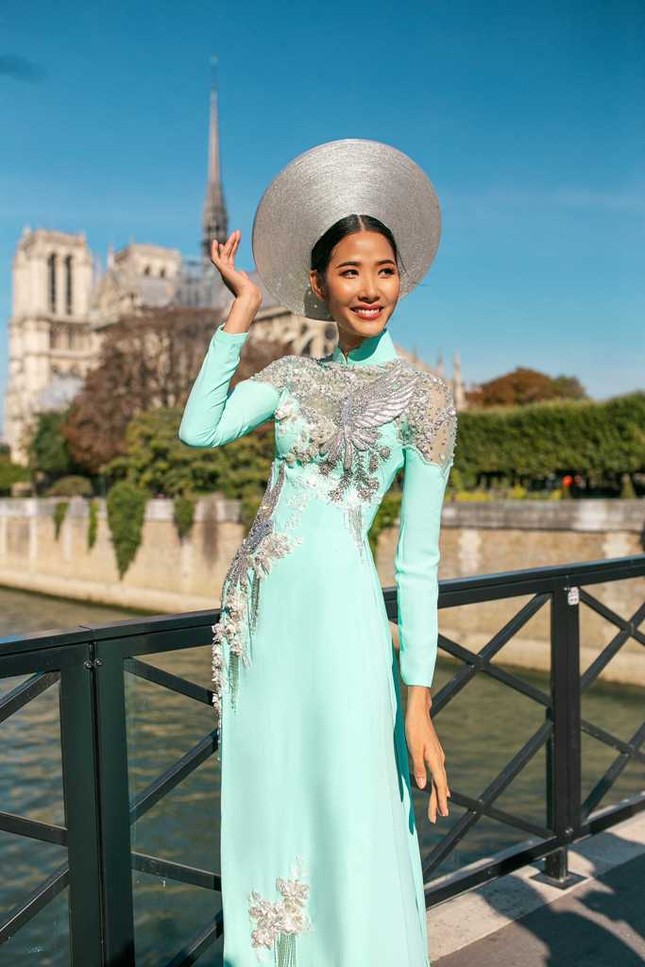 Á hậu Hoàng Thùy tiết lộ lý do mang vương miện Tiara đến Pháp ảnh 5
