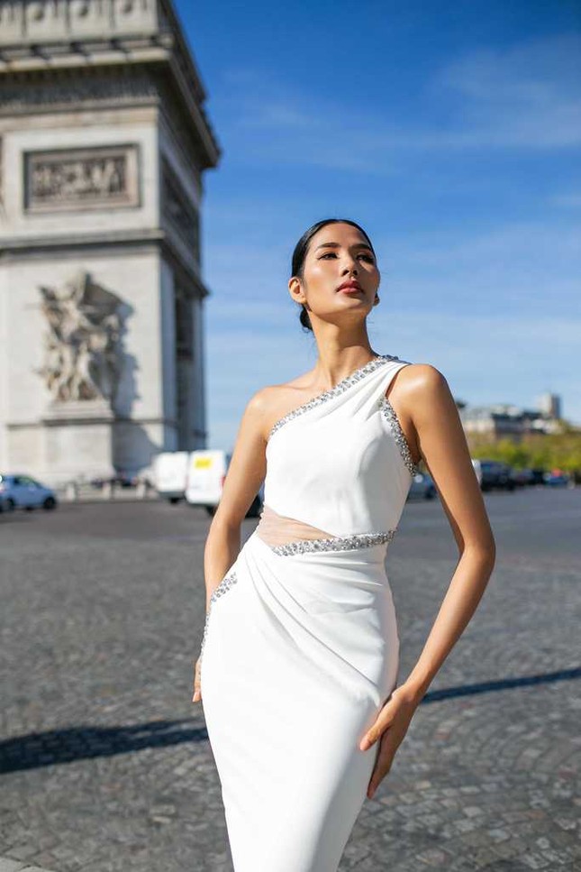 Á hậu Hoàng Thùy tiết lộ lý do mang vương miện Tiara đến Pháp ảnh 7