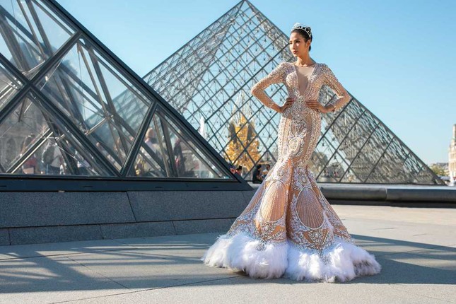 Á hậu Hoàng Thùy tiết lộ lý do mang vương miện Tiara đến Pháp ảnh 2