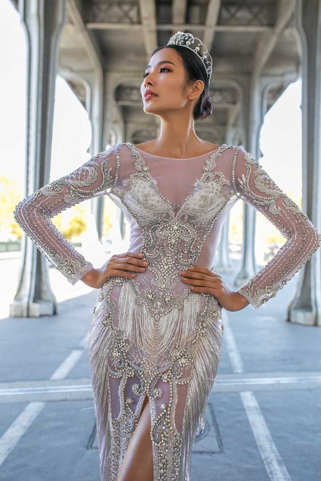 Á hậu Hoàng Thùy tiết lộ lý do mang vương miện Tiara đến Pháp ảnh 4