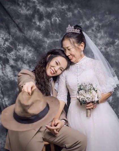 Cô con gái mặc vest để cùng người mẹ hơn 60 tuổi chụp ảnh cưới khiến dân mạng xúc động ảnh 4