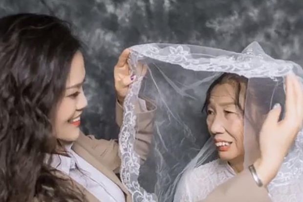 Cô con gái mặc vest để cùng người mẹ hơn 60 tuổi chụp ảnh cưới khiến dân mạng xúc động ảnh 2
