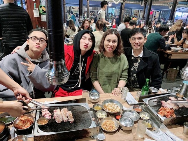Sơn Tùng M-TP khoe ảnh du lịch cùng gia đình, tuy nhiên cậu em trai mới là người gây chú ý! ảnh 7