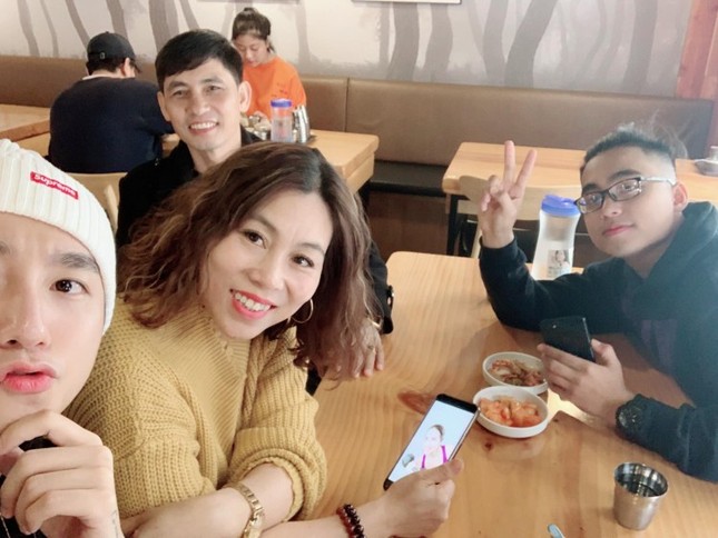 Sơn Tùng M-TP khoe ảnh du lịch cùng gia đình, tuy nhiên cậu em trai mới là người gây chú ý! ảnh 8