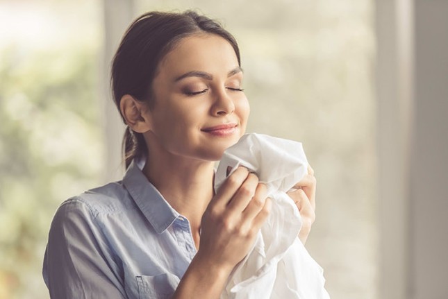 Phụ nữ vui khi ngửi quần áo của người yêu: Vì sao? ảnh 1