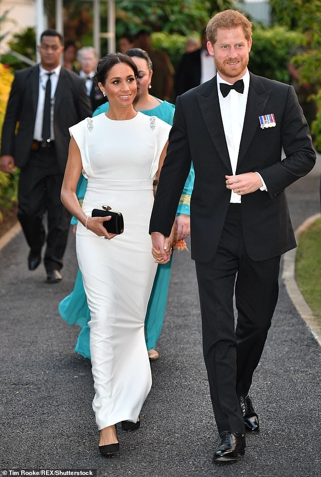 Lý do Công nương Meghan không bao giờ đi ngang hàng với Hoàng tử Harry ảnh 2