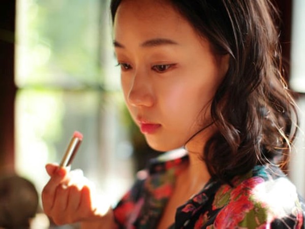 Con gái Hàn Quốc vứt đồ make up, phản đối quan niệm "đẹp hoàn hảo" ảnh 1