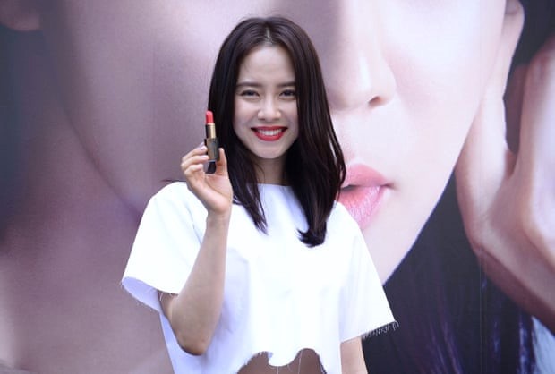 Con gái Hàn Quốc vứt đồ make up, phản đối quan niệm "đẹp hoàn hảo" ảnh 4